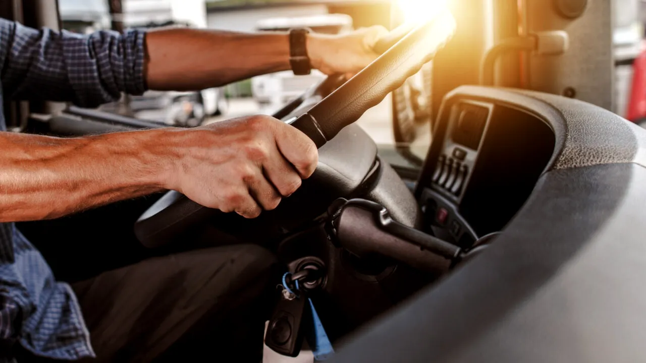 Șofer român de TIR, rănit grav de un migrant pe care l-a surprins furișându-se în remorcă. Migrantul i-a tăiat gâtul