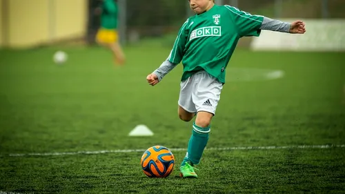 Prima țară europeană care ar putea interzice copiilor lovirea mingii cu capul
