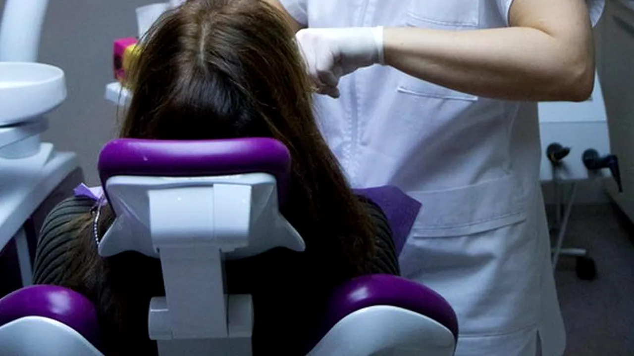 O fostă concurentă de la „Insula iubirii” pretinde că a fost operată de un medic dentist fals. Avocat: „Acum riscă să fie tăiată pe față pentru a se putea extrage infecția”