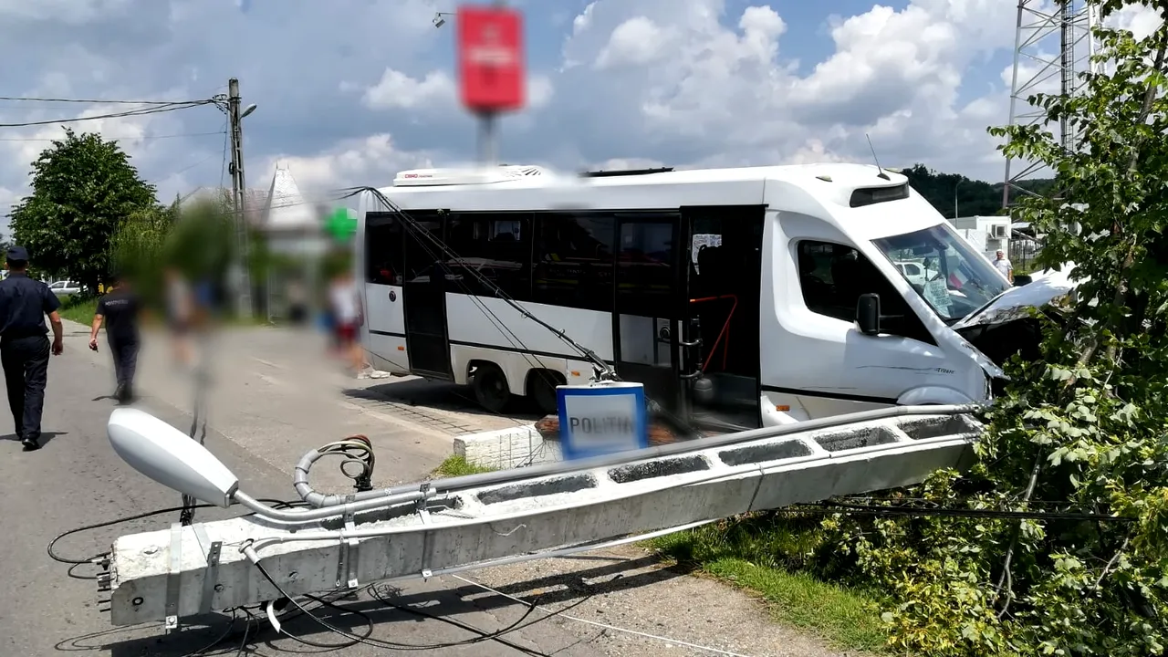 Două persoane, duse la spital, după ce microbuzul în care se aflau s-a izbit de un stâlp în Dâmbovița