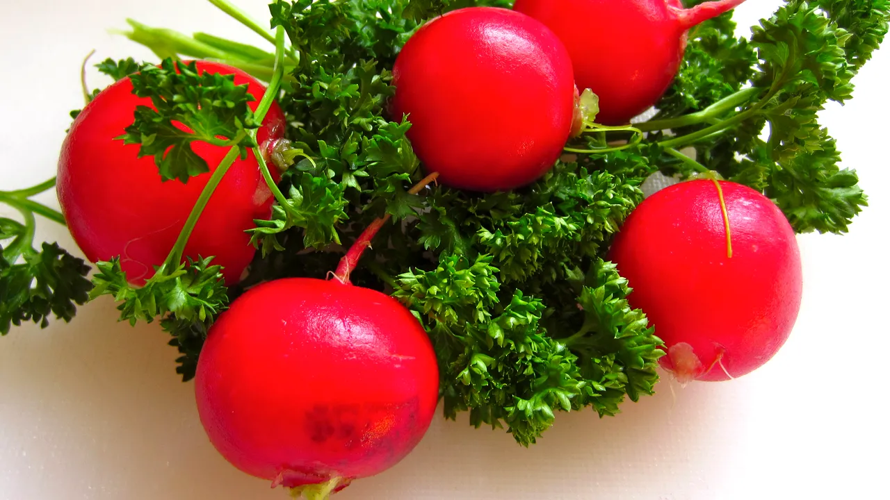 5 motive pentru care e bine să consumăm ridichi