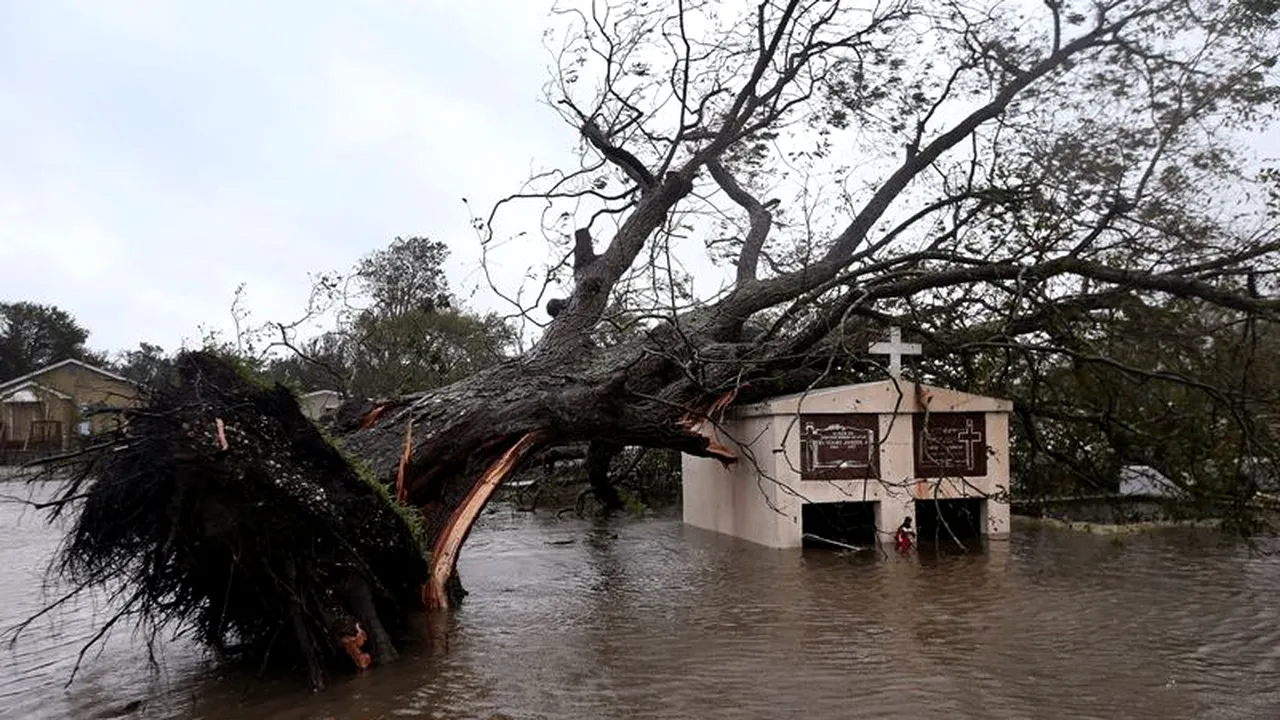 GALERIE FOTO. Furtuna Isaac ar putea să producă pierderi în valoare de 2,5 miliarde de dolari economiei SUA
