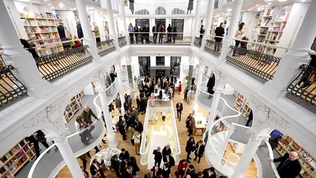 18% dintre tineri merg de câteva ori pe lună la spectacole de teatru