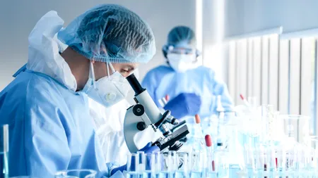 Universitatea Oxford începe un studiu în cadrul căruia va reinfecta intenționat pacienți vindecați de COVID-19. Care este scopul