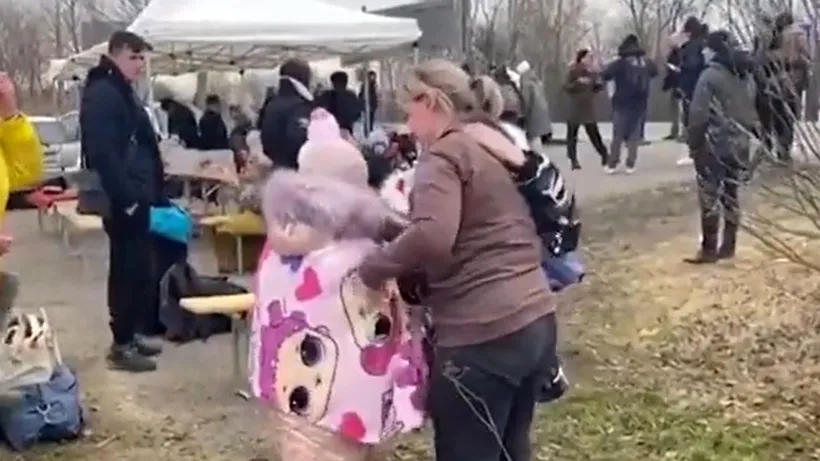 VIDEO | Emoționant până la lacrimi. Doi copii au fost aduși din Ucraina la mama lor, aflată la granița cu Ungaria, de o străină. Tatăl lor a rămas să lupte în război