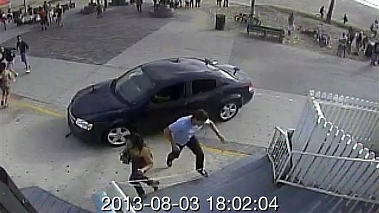 Un mort și 12 răniți după ce un bărbat a intrat cu mașina în mulțime, pe o plajă din California