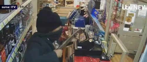 Un hoț a fost bătut cu propria pușcă de o femeie în Anglia, după ce a încercat să jefuiască un magazin (VIDEO)