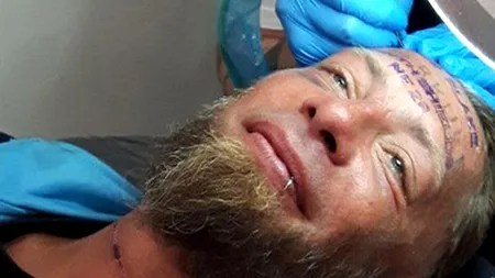 Mai mulți britanici i-au dat bani unui om al străzii pentru a accepta să își facă un TATUAJ pe FRUNTE