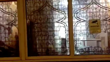 VIDEO Haos și rasism în Marea Britanie. Cinci moschei au fost vandalizate într-o singură zi