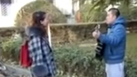 VIDEO. Ce s-a întâmplat cu un student chinez care i-a făcut o serenadă iubitei sale