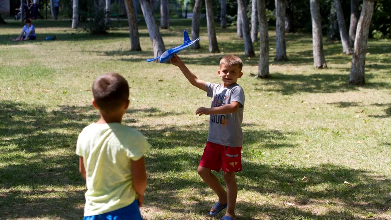 EXCLUSIV. Cei patru frați care au rămas fără casă, după ce acoperișul locuinței a luat foc, și-au împlinit micul vis: au mers în parc pentru prima dată și au mâncat pizza!