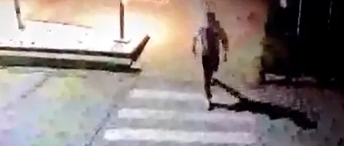 VIDEO | Tânăr din Olt, cercetat pentru distrugere după ce a rupt mai mulţi stâlpişori de iluminat dintr-un parc şi a spart geamul unei maşini