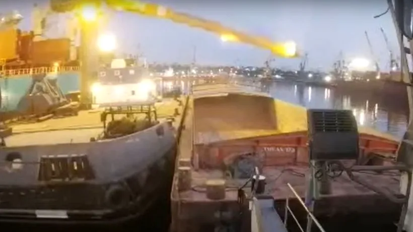 Brațul unei macarale s-a prăbușit peste o barjă, în Portul Constanța. Momentul, surprins de o cameră de supraveghere (VIDEO)
