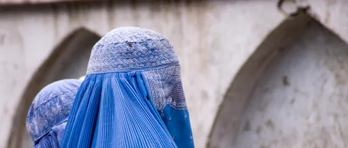 Femeile din Afganistan vor avea voie să studieze la universităţi doar în clase separate şi vor fi obligate să poate hijab