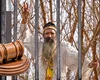 Culisele arestării Stegarului Dac, după ce și-a tăiat brățara electronică, s-a urcat pe clădiri, a AMENINȚAT, lovit și scuipat jandarmi.„Te plesnesc!”