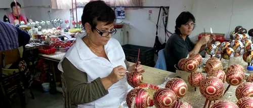 Povestea atelierului de globuri din Cluj care împodobește brazii de Crăciun ai americanilor. „M-a ambiționat să demonstrez că putem face și noi ceva bun