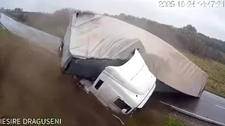 Accident cu doi morți, în Suceava: momentul în care un TIR a derapat pe șoseaua umedă și a spulberat o mașină de pe sensul opus