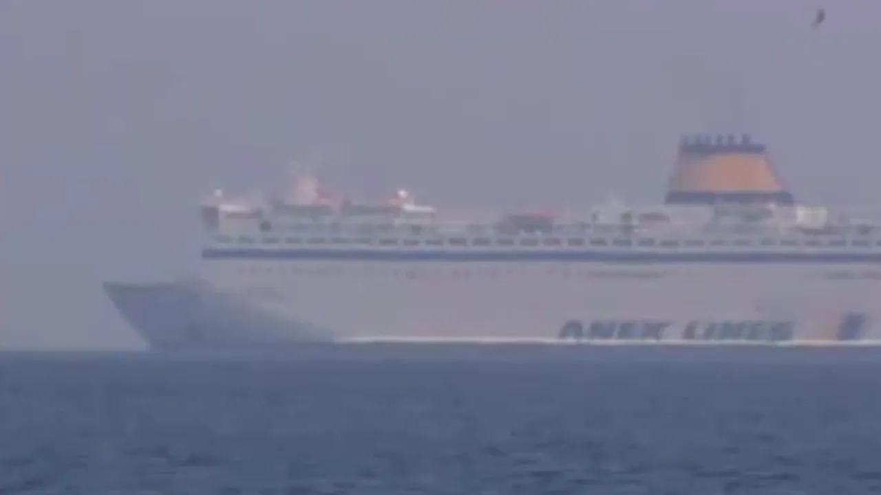 Navă de pasageri, trimisă în largul insulei elene Kos, pentru găzduirea refugiaților