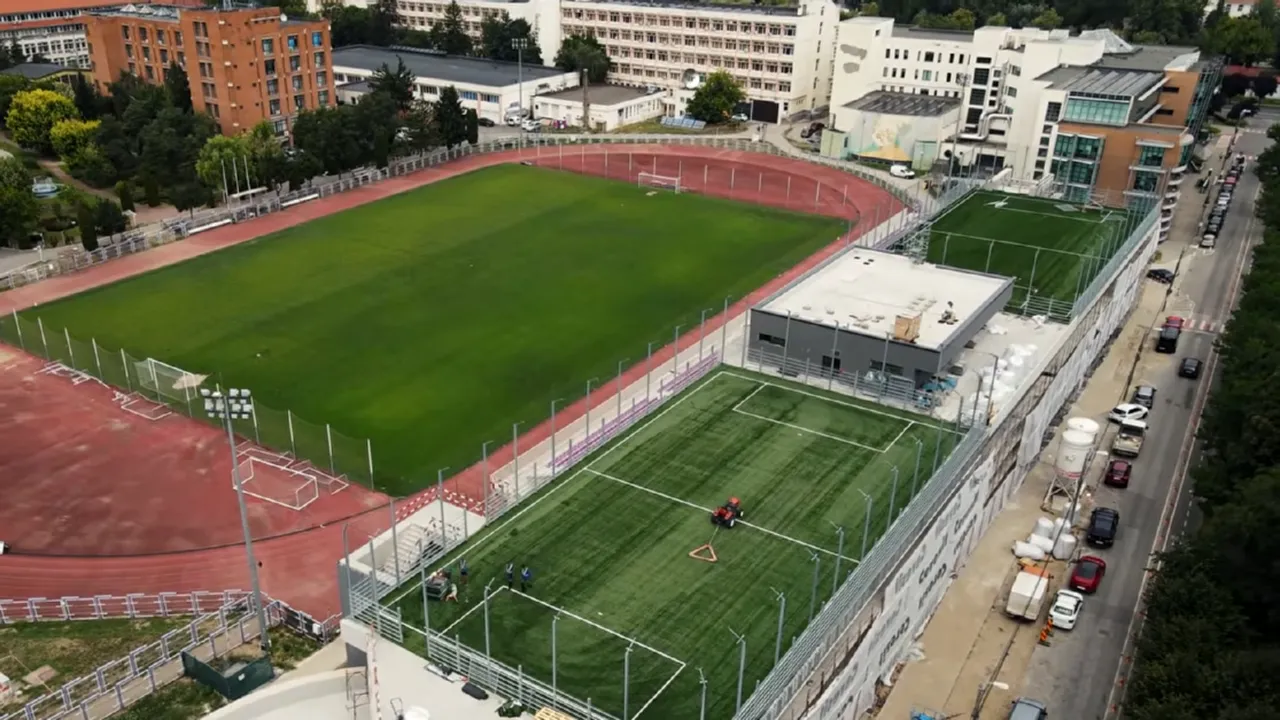 Fotbal pe acoperiș, la Timișoara. Cum arată Stadionul Știința înainte de inaugurare, cu 2 terenuri sintetice deasupra tribunei