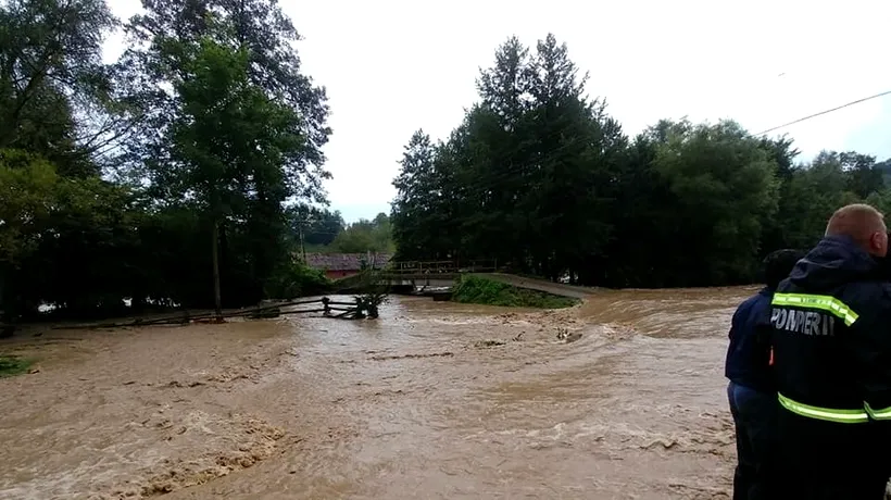 Bilanțul de după ploile puternice: Un deces, oameni evacuați, sute de curți și locuințe inundate