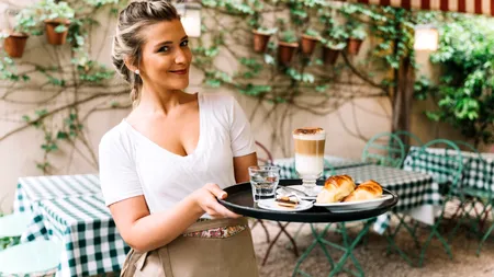 Afișul „de criză” dintr-un bar italian care stârnește controverse. Proprietarul refuză să-l înlăture: „E o glumă despre inflație”