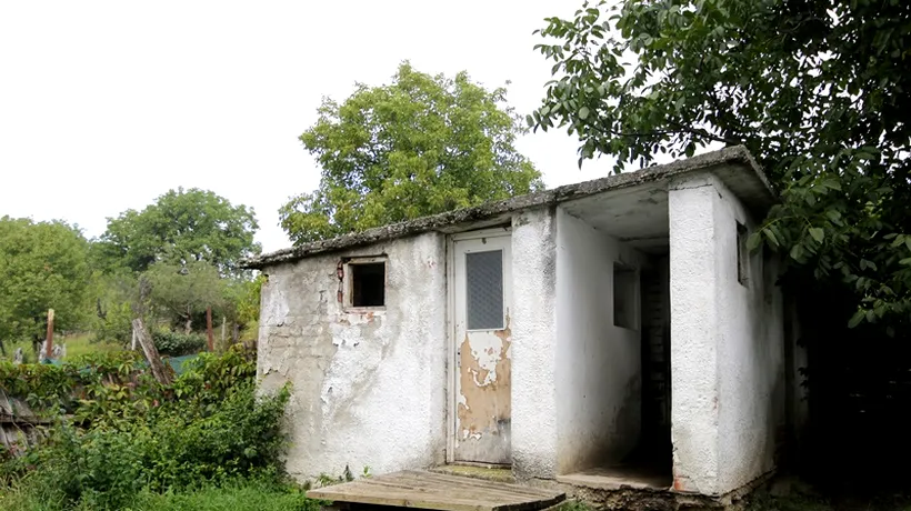 Bilanț rușinos: În România funcționează 1.180 de școli care au toaleta în curte. Reacția Ministerului Educației
