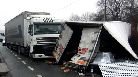 Două TIR-uri s-au ciocnit frontal în Arad. Circulația pe DN7, blocată câteva ore
