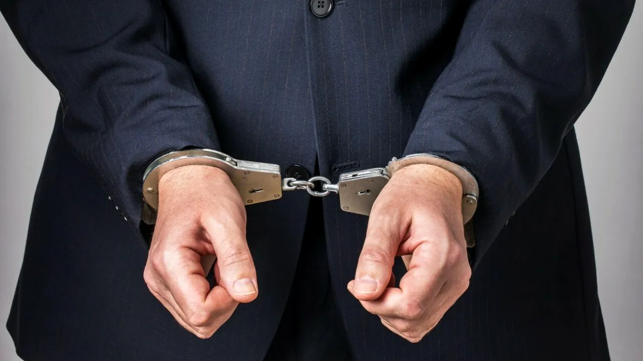 Un bărbat din Teleorman a fost ARESTAT, fiind acuzat că ar fi plătit o minoră de 13 ani pentru a întreţine relații sexuale cu ea