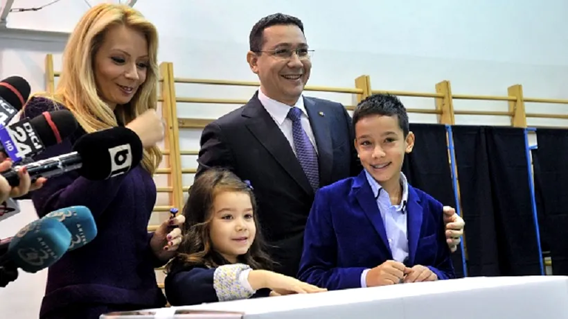 ALEGERI PREZIDENȚIALE 2014. Victor Ponta a venit la vot alături de soție, copiii săi și Sorin Oprescu 