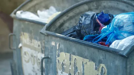 Bebeluş abandonat lângă un tomberon, în Baia Mare. O femeie l-a găsit și l-a luat acasă