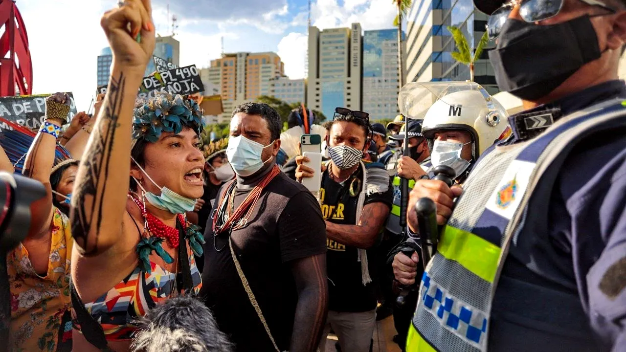 Lupte de stradă în Brazilia, indigenii au încercat să ia cu asalt clădirea Parlamentului (VIDEO)