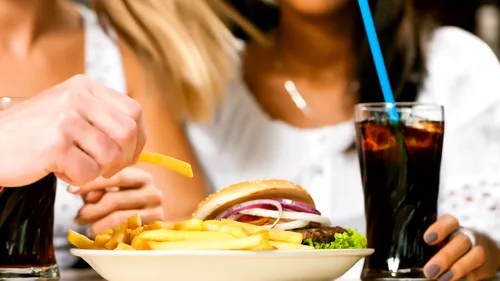 Opt trucuri prin care ești păcălit să comanzi mai mult la restaurant