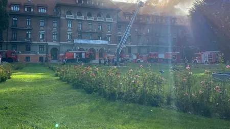 Incendiu puternic la un hotel istoric din Capitală. Zece persoane au fost evacuate (VIDEO & FOTO EXCLUSIVE)