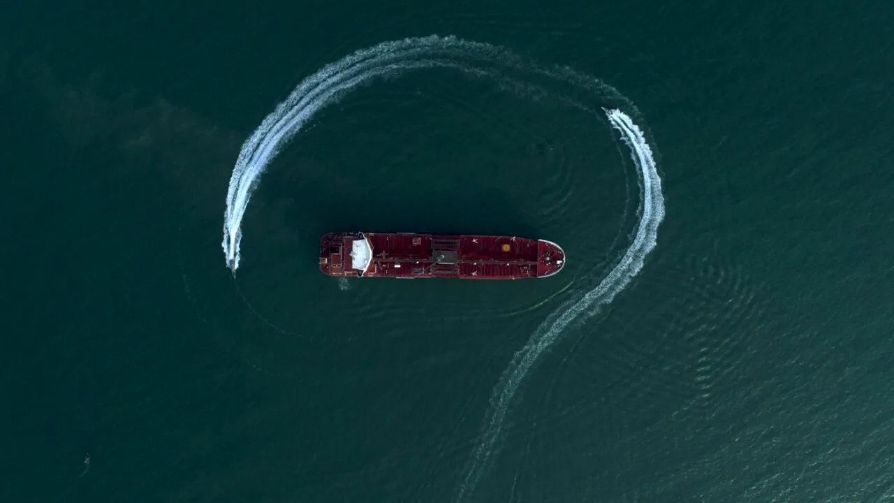 IRANUL capturează un petrolier operat de Emiratele Arabe Unite în Golful Persic. Încărcătura vasului era marfă de CONTRABANDĂ