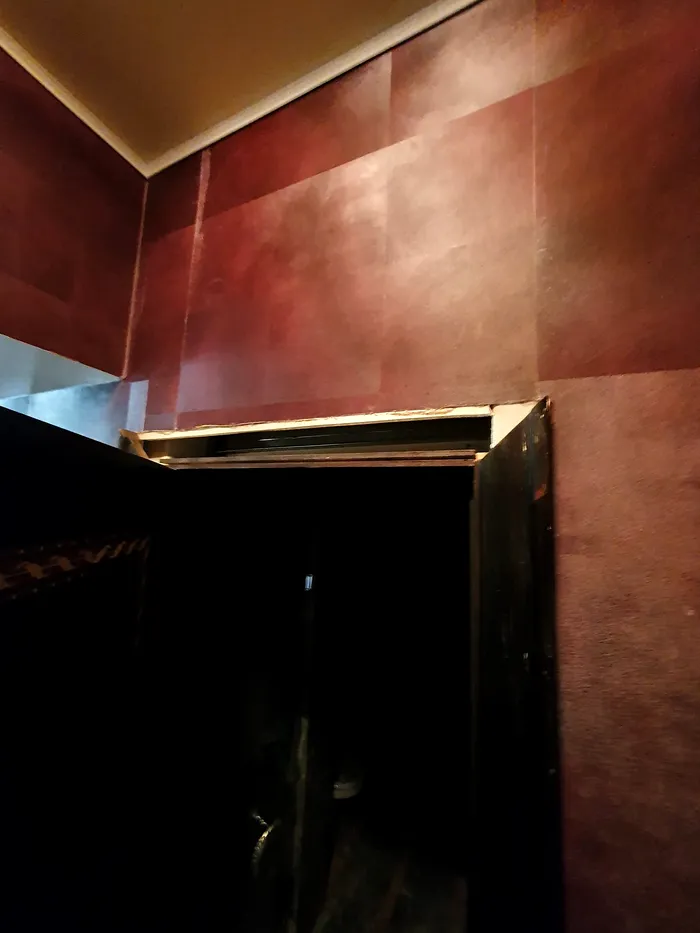 FOTO - „S-a trezit cu tocul de la ușă în cap. Curățenie nu s-a mai făcut de un an” - Mai mulți turiști români au plecat în Bulgaria la un hotel de 5 stele, dar au avut parte de o vacanță de coșmar / Sursa foto: Facebook