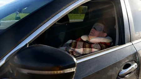 MOARTE suspectă în Bistrița. Un bărbat a fost găsit fără viața într-o mașină în apropiere de casa lui. Vecinii au crezut că doarme și nu l-au deranjat