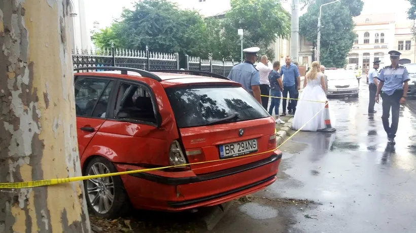 O mașină a intrat într-un grup de nuntași, în Brăila. Șoferul a fugit de la locul accidentului