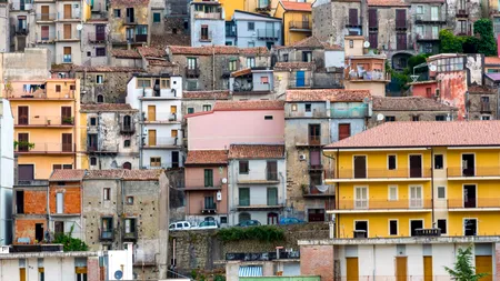 „Orașul-fantomă” din sudul Italiei în care o familie a cumpărat o casă cu 3 euro. Are 60 de metri pătrați și 2 etaje