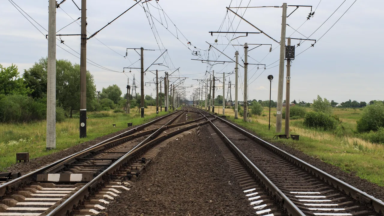 Un cetățean francez este în stare gravă după ce s-a urcat pe un vagon de tren și s-a electrocutat