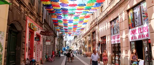 O stradă pietonală din Arad este acoperită cu 400 de umbrele viu colorate - GALERIE FOTO