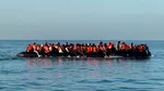O barcă care transporta zeci de migranți ilegali a luat foc în timp ce traversa Canalul Mânecii