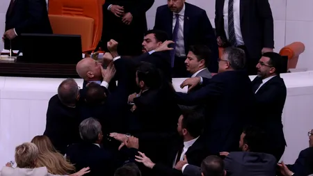 Haosul cuprinde PARLAMENTUL turc. Politicienii s-au BĂTUT pe fondul unei dezbateri aprinse