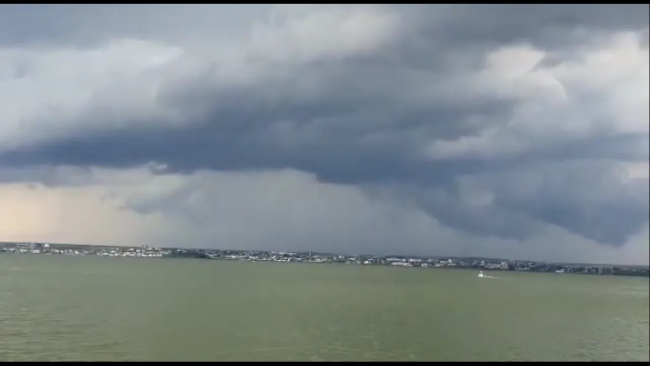 La un pas de tragedie. Un velier în care erau trei persoane s-a răsturnat pe lacul Siutghiol