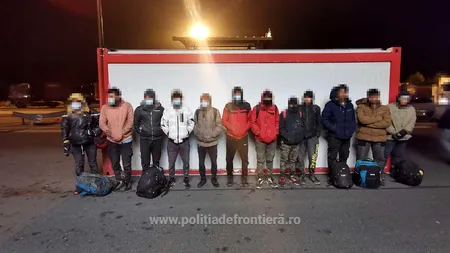 Arad: 12 migranți afgani descoperiți de polițiștii de frontieră într-un camion cu încălțăminte | VIDEO
