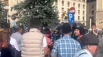 Scandal la protestul oierilor. Fermierii au forțat gardurile de protecție, pentru a intra în sediul ANSVSA. Jandarmii au folosit gaze lacrimogene