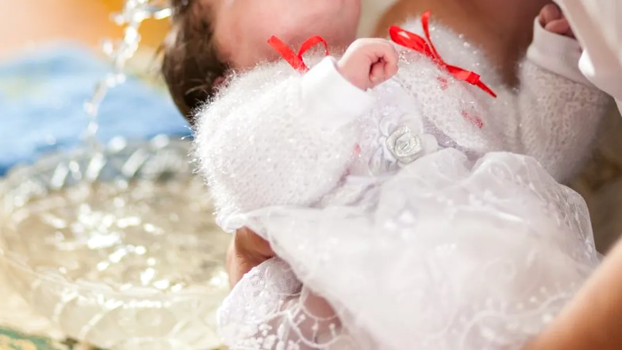 Cazul bebelușului care a murit după ce a fost scufundat în cristelniţă. Petiţie pentru modificarea ritualului botezului