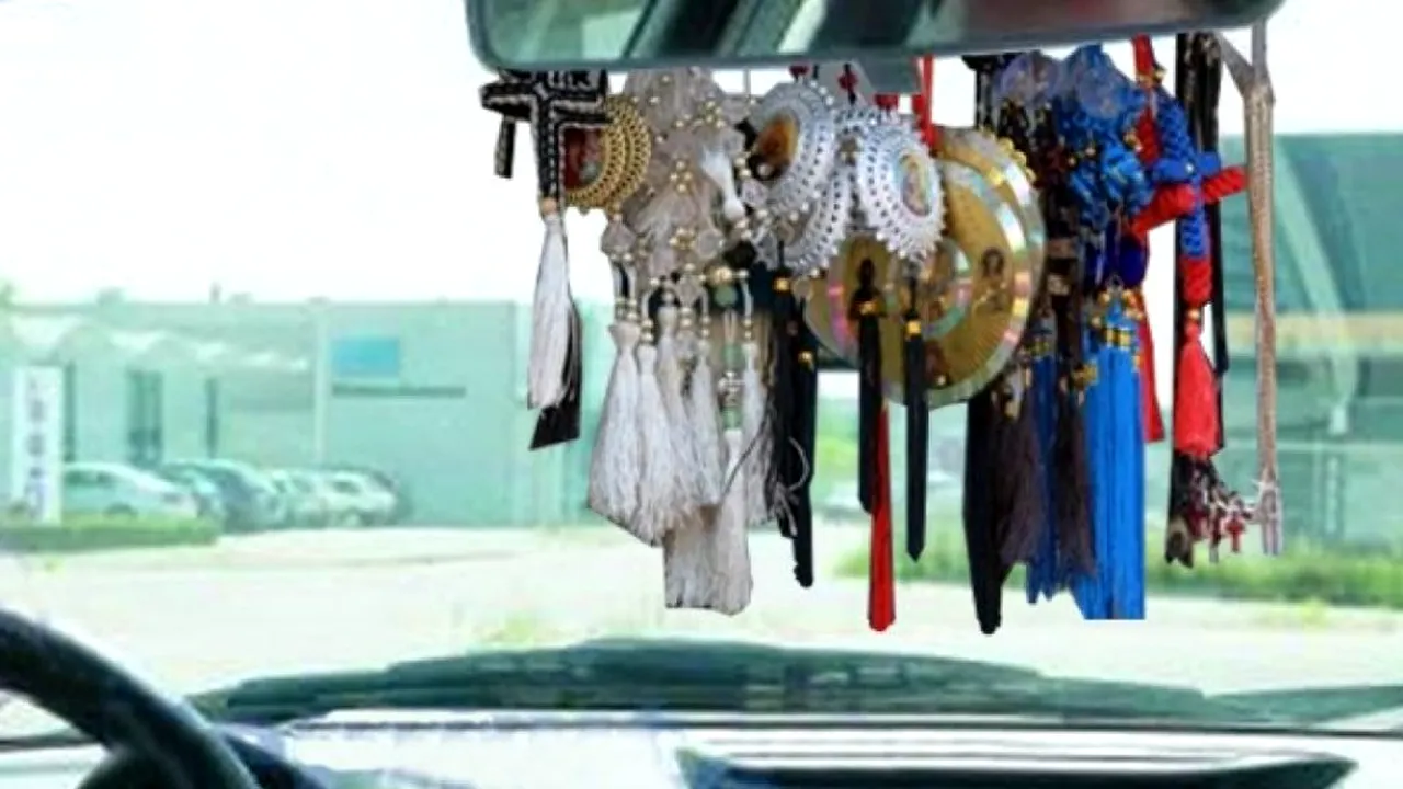 Amendă 3000 de lei pentru șoferii care își afișează credința „pe parbriz, lunetă sau geamurile laterale