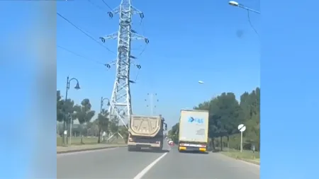 Haos pe o șosea din Iași. Șoferul unei basculante, surprins în timp ce conduce cu viteză pe CONTRASENS