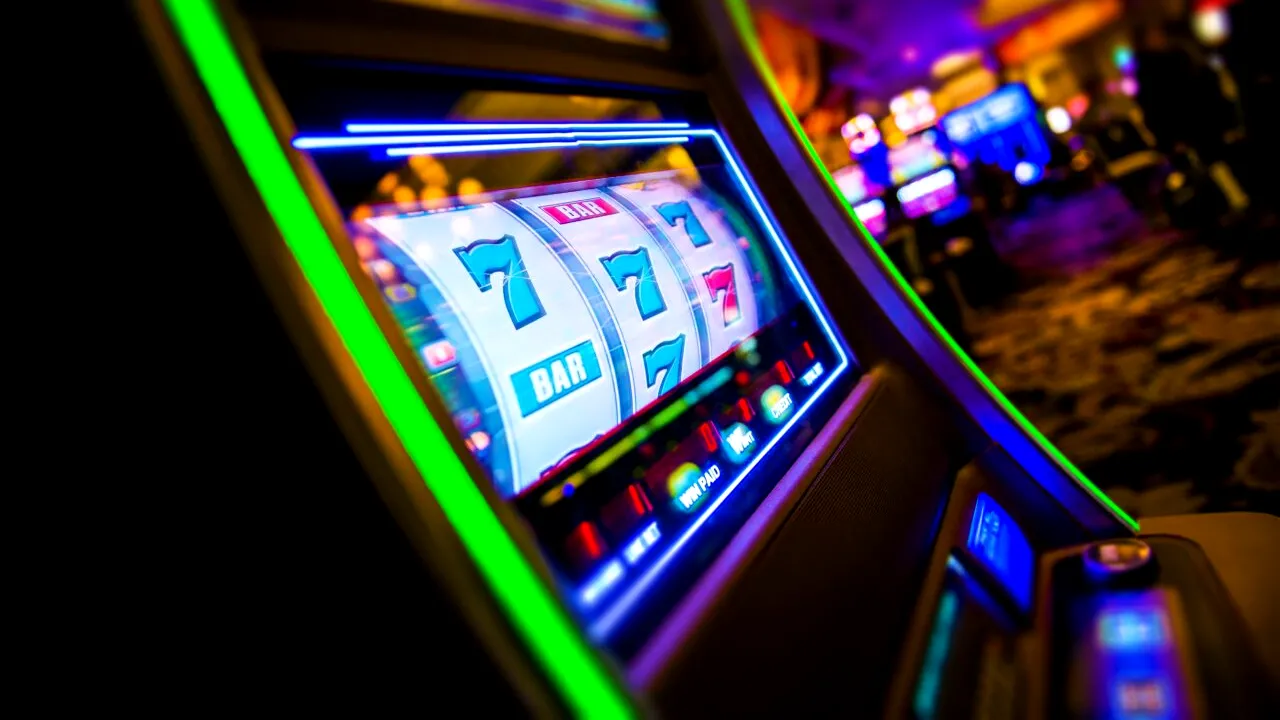 Un bărbat din județul Vaslui a furat banii din seiful unei săli de jocuri și s-a dus cu ei să joace în altă parte