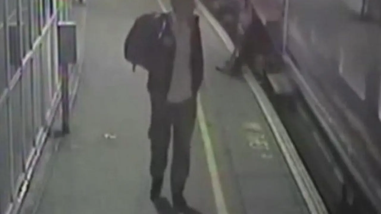 Un bărbat amețit cade sub roțile unui tren în mișcare. Ce se întâmplă apoi sfidează orice imaginație